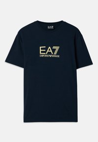 Tamsiai mėlynas medvilnės marškinėlis su auksiniu logotipo atspaudu "EA7 EMPORIO ARMANI" ant krūtinės, trumpomis rankovėmis ir apvaliu kaklu.
