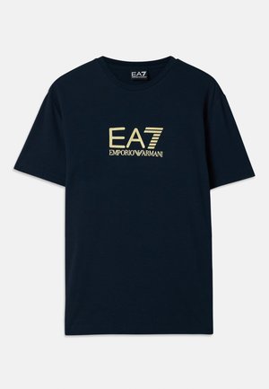 Kratka majica iz bombaža v mornarsko modri barvi z zlatim logotipom "EA7 EMPORIO ARMANI" na prsih, kratkimi rokavi in okroglo ovratnikom.