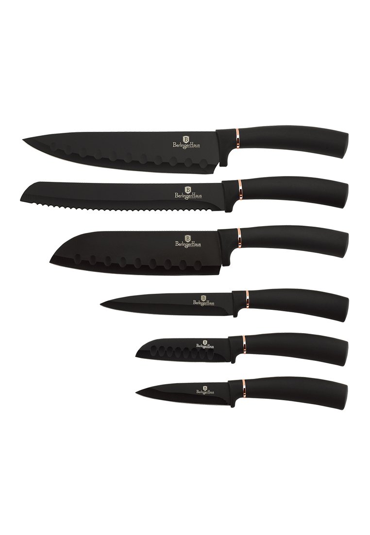 Zestaw sześciu czarnych noży kuchennych o matowym wykończeniu, z ergonomicznymi uchwytami i metalowymi akcentami. Zawiera noże z ząbkowanym ostrzem oraz noże szefa kuchni.