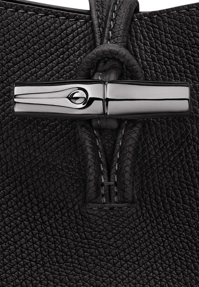 Schwarze Lederhandtasche mit strukturiertem Oberflächen, eleganten metallischen Verschlussdetails und geknoteten Lederakzenten für eine sichere Verschließung.