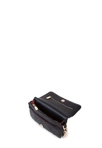 Bolso de mano de cuero negro acolchado con herrajes en tono dorado. Cuenta con dos compartimentos, uno con cremallera y un charm decorativo como acento.