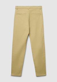 Khaki spodnie o gładkiej, bawełnianej fakturze; prosty krój nogawki; posiadają dwie tylne kieszenie i szlufki do paska dla regulacji dopasowania.