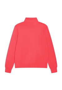 Sudadera de coral brillante con cuello alto, mangas largas y una textura suave. Sin logotipos ni patrones visibles. Diseño simple y limpio.