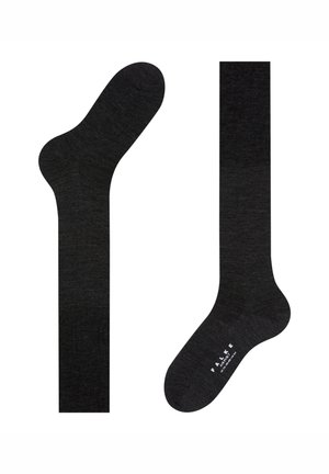 Para ciemnoszarych skarpet do kolan, jeden ułożony płasko, drugi pod kątem, z białym napisem marki na podeszwie.