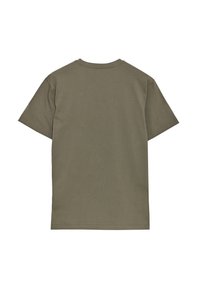Camiseta de algodón verde oliva con mangas cortas, cuello redondo y dobladillo recto. Textura suave, sin patrones ni acentos visibles.