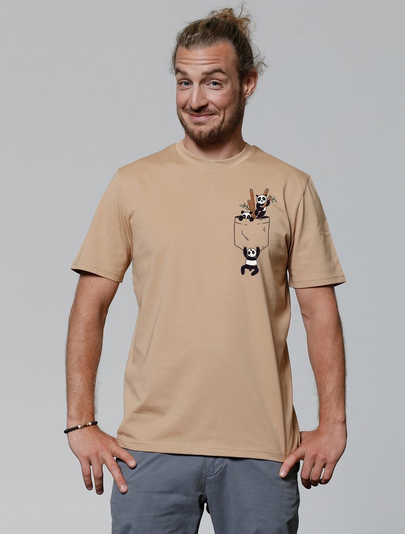 Beige katoenen T-shirt met een zakontwerp met twee geïllustreerde panda's en eetstokjes, een gladde textuur en korte mouwen.