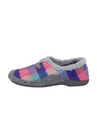 Zapatilla de cuadros gris y multicolor en tejido suave con forro de peluche, punta redondeada y suela flexible negra. Incluye un detalle de acento lateral.