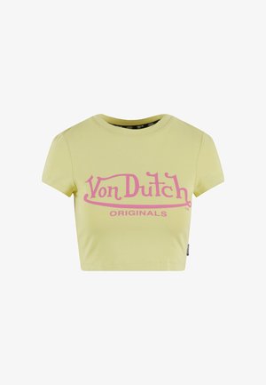 Camiseta corta amarilla de algodón, con un destacado logo rosa de "Von Dutch" y el texto "ORIGINALS" en un diseño curvado. Mangas cortas.