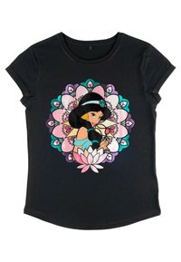 Sort t-shirt med korte ærmer, der har en farverig illustration af en karakter omgivet af blomster-mønstre i pink og turkis.