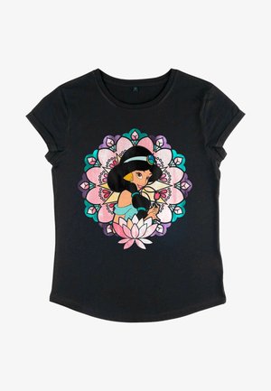 Czarna koszulka z krótkim rękawem z kolorową ilustracją postaci otoczonej kwiecistymi wzorami w różowym i turkusowym kolorze.