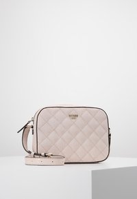 Borsa a tracolla rosa trapuntata con forma rettangolare, hardware dorato e tracolla removibile. Presenta un logo discreto e un bordo nero a contrasto.