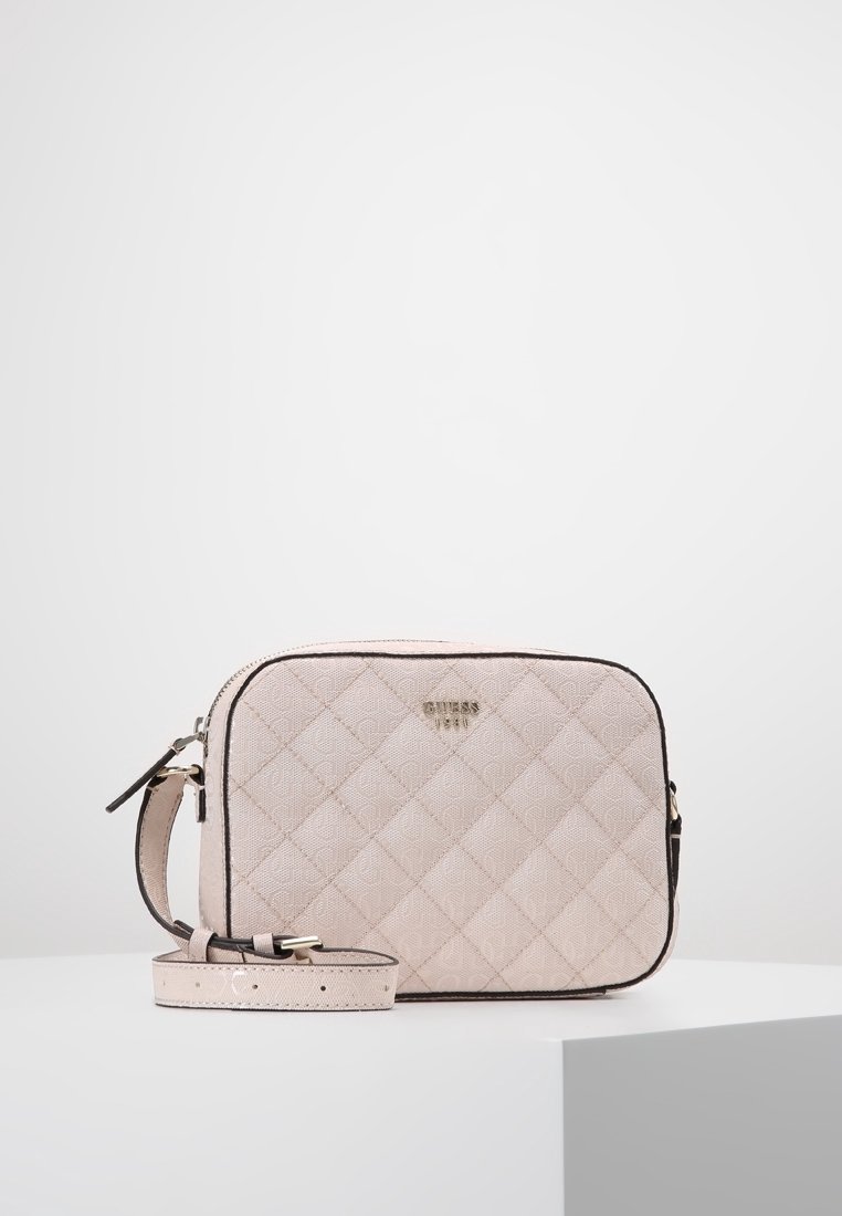 Borsa a tracolla rosa trapuntata con forma rettangolare, hardware dorato e tracolla removibile. Presenta un logo discreto e un bordo nero a contrasto.