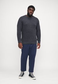 Jack & Jones JJJONES CREW NECK - Jumper - asphalt/black