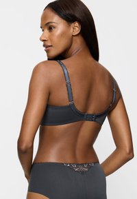 Tmavě šedá žebrovaná podprsenka s nastavitelnými ramínky a květinovou krajkou na zadní straně. Ladící tmavě šedé kalhotky s krajkovým detailem na zadní části.