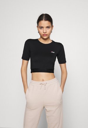 T-shirt nera corta con maniche corte e logo Fila in bianco e rosso. Il tessuto appare liscio, aderente e elasticizzato.