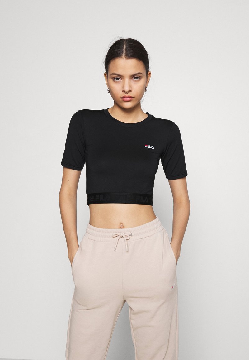 T-shirt nera corta con maniche corte e logo Fila in bianco e rosso. Il tessuto appare liscio, aderente e elasticizzato.