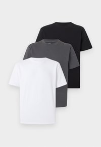 Kolm tavalist lühikeste varrukatega ümara kaelusega t-särki valges, tumes hallis ja mustas värvitoonis, virnastatuna heleda tausta vastu.