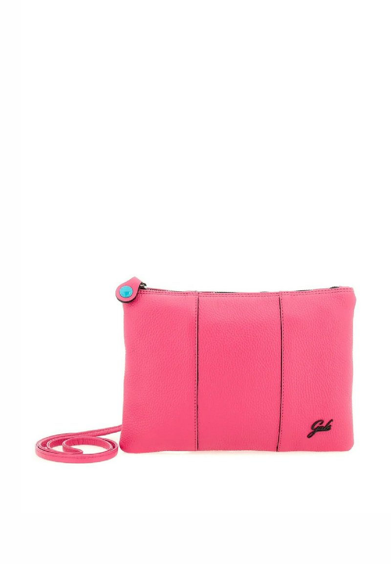 Clutch in pelle rosa con una texture liscia, cuciture nere, chiusura a zip e un accento di bottone a pressione blu. Presenta una lunga tracolla regolabile.