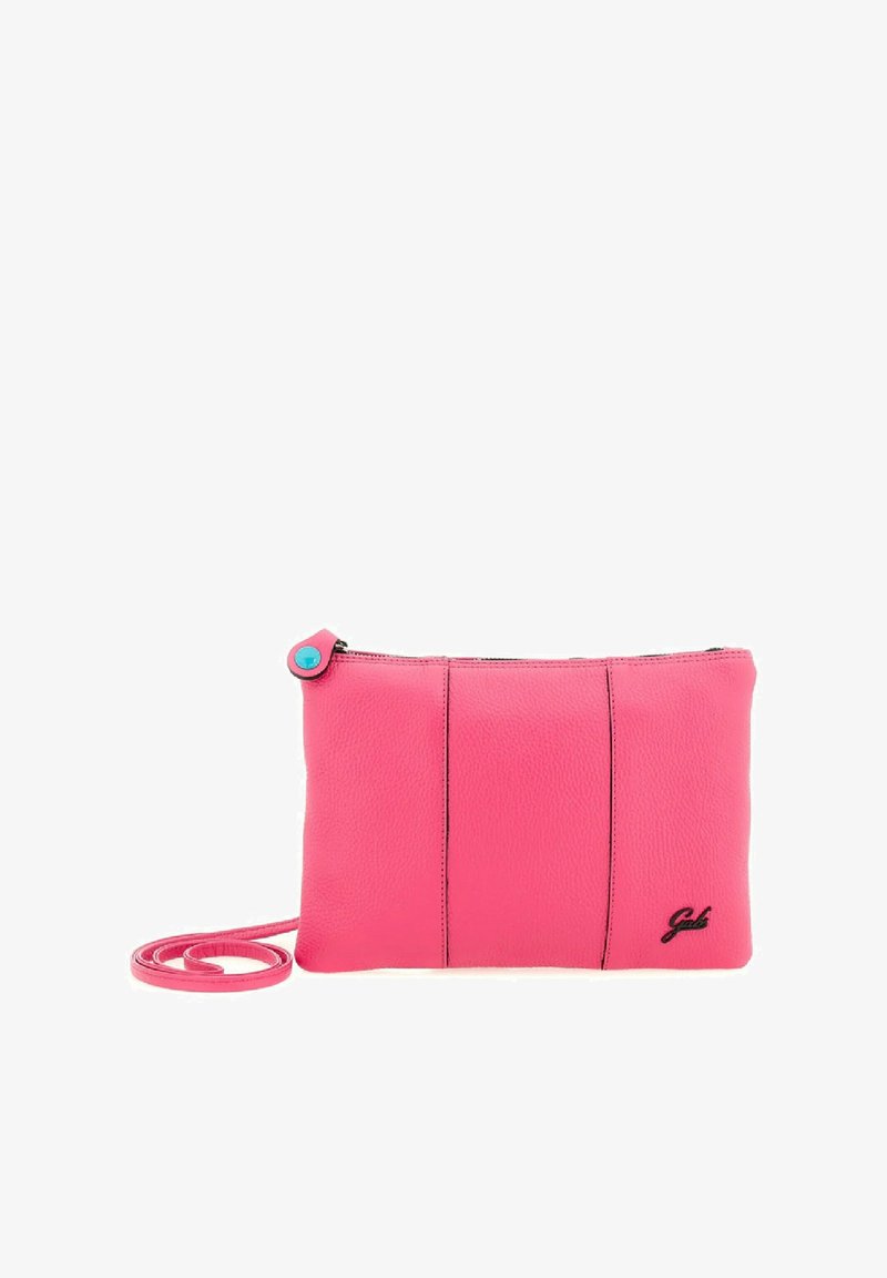 Clutch in pelle rosa con una texture liscia, cuciture nere, chiusura a zip e un accento di bottone a pressione blu. Presenta una lunga tracolla regolabile.
