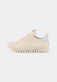 Sneaker in pelle beige con un design elegante, tomaia texturizzata, accento blu chiaro sul tallone e una suola spessa e scanalata.