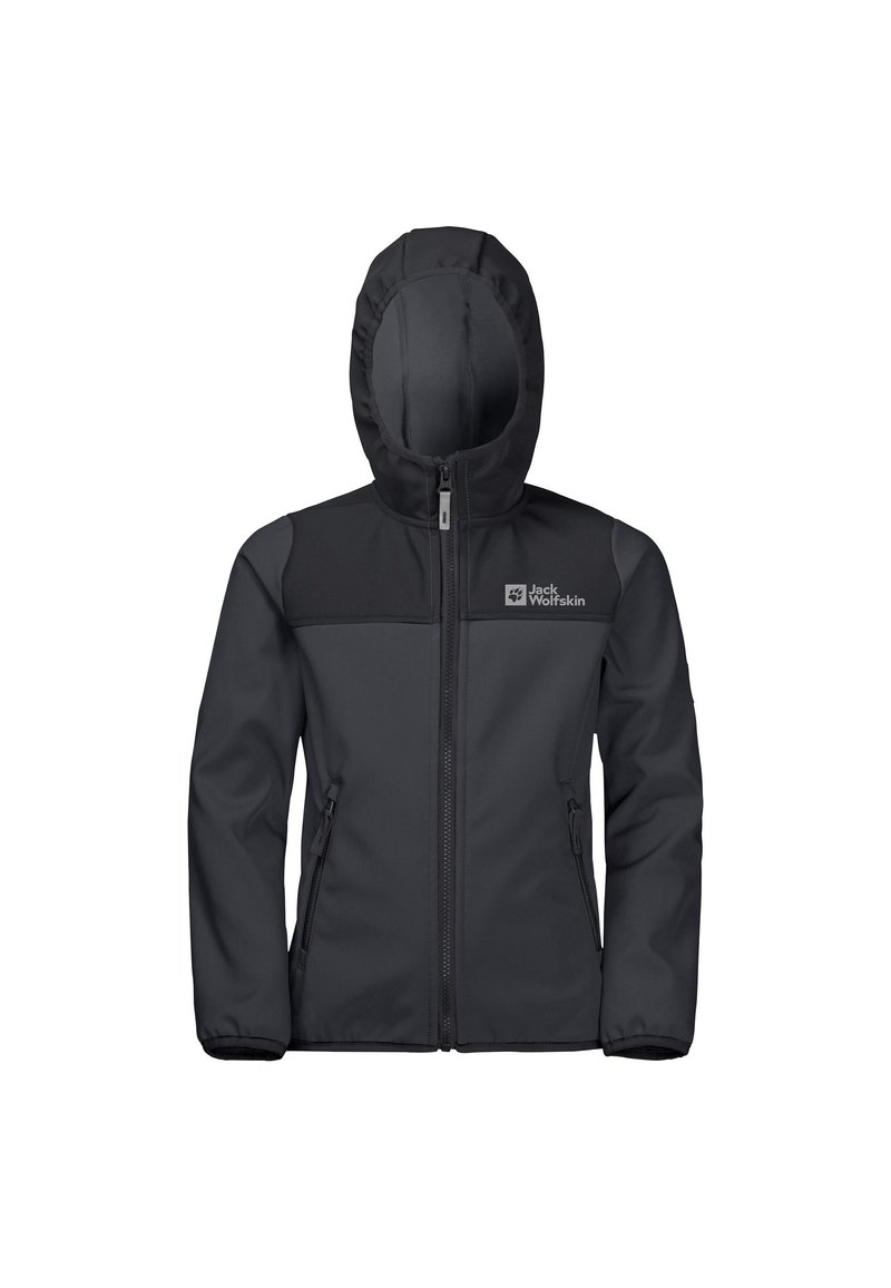 Schwarze Softshelljacke mit Kapuze, ausgestattet mit einem Reißverschluss vorne, zwei Seitentaschen und einem Logo auf der linken Brust. Glatte Textur und taillierte Passform.