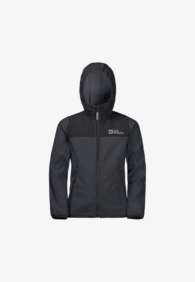 Chaqueta softshell negra con capucha, con un cierre frontal con cremallera, dos bolsillos laterales y un logotipo en el lado izquierdo del pecho. Textura suave y diseño ajustado.