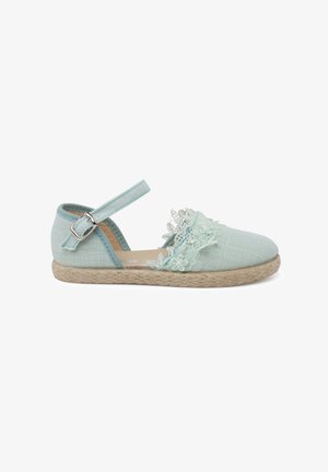 Espadrille mint vert avec une tige en toile texturée, des accents de fleurs en dentelle, une bride ajustable autour de la cheville et une semelle légère en corde de jute.