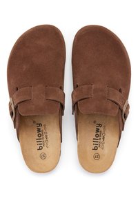 Chaussures en daim marron à enfiler, avec deux straps réglables, semelles plates et une semelle en cuir, portant l'étiquette de la marque "billowy" embossée à l'intérieur.