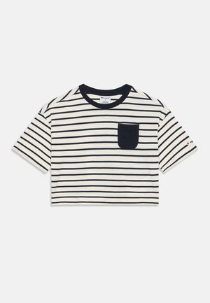 T-shirt bianca corta con strisce orizzontali blu navy, scollo rotondo e maniche corte. Presenta una tasca sul petto a sinistra.