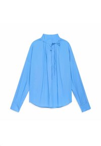 Blusa azzurro chiaro a maniche lunghe con collo alto e dettaglio annodato sul davanti, caratterizzata da una vestibilità comoda e tessuto texturizzato.