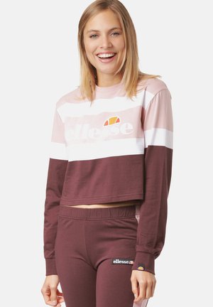 Top corto de manga larga en rosa y burdeos con rayas blancas, presentando un logo de "ellesse" en el pecho. Incluye leggings a juego en burdeos.