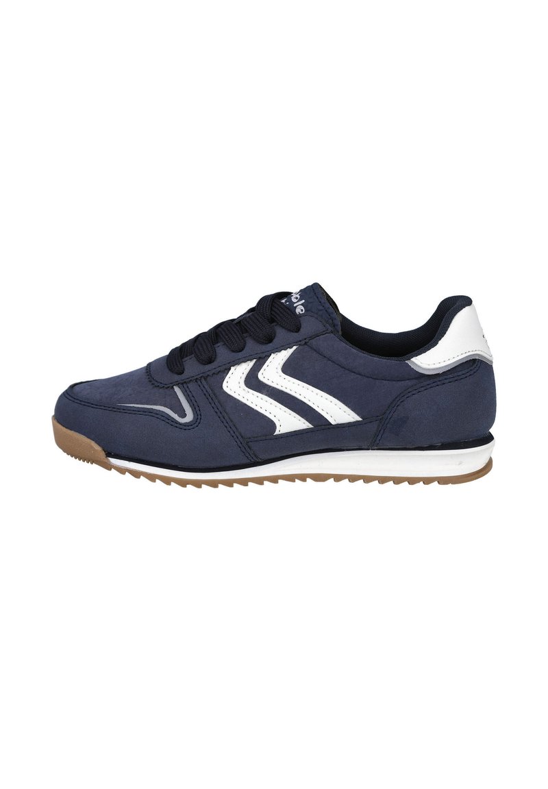 Zapatilla navy con acentos en blanco y suela de goma marrón. Presenta una parte superior de textil suave, puntera redonda y cordones planos. Logo visible en el lateral.