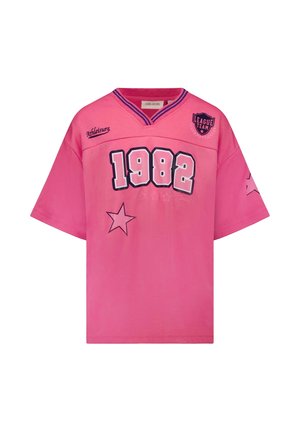 Roze shirt met korte mouwen, voorzien van een v-hals, '1982' opschrift, sterdetails en contrasterende blauwe biezen langs de halslijn.