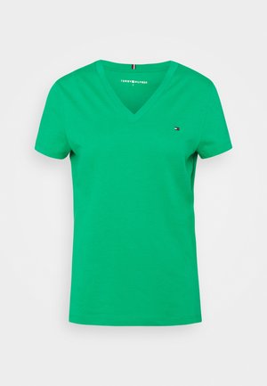 Zielony bawełniany T-shirt z dekoltem w serek i krótkimi rękawami, z małym logo na piersi i luźnym krojem. Gładka tekstura i prosty design.