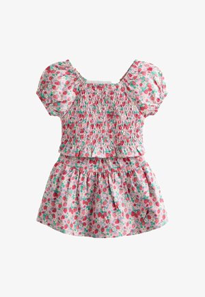 Lyserød kortærmet kjole til småbørn med smocket overdel, print med jordbær og blomster, pufærmer og rynket skørt.