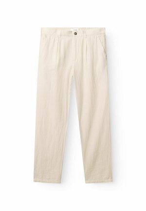 Beige Freizeithose mit Seitentaschen, Knopfverschluss, Gürtelschlaufen und geradem Bein, flach auf weißem Hintergrund gelegt.