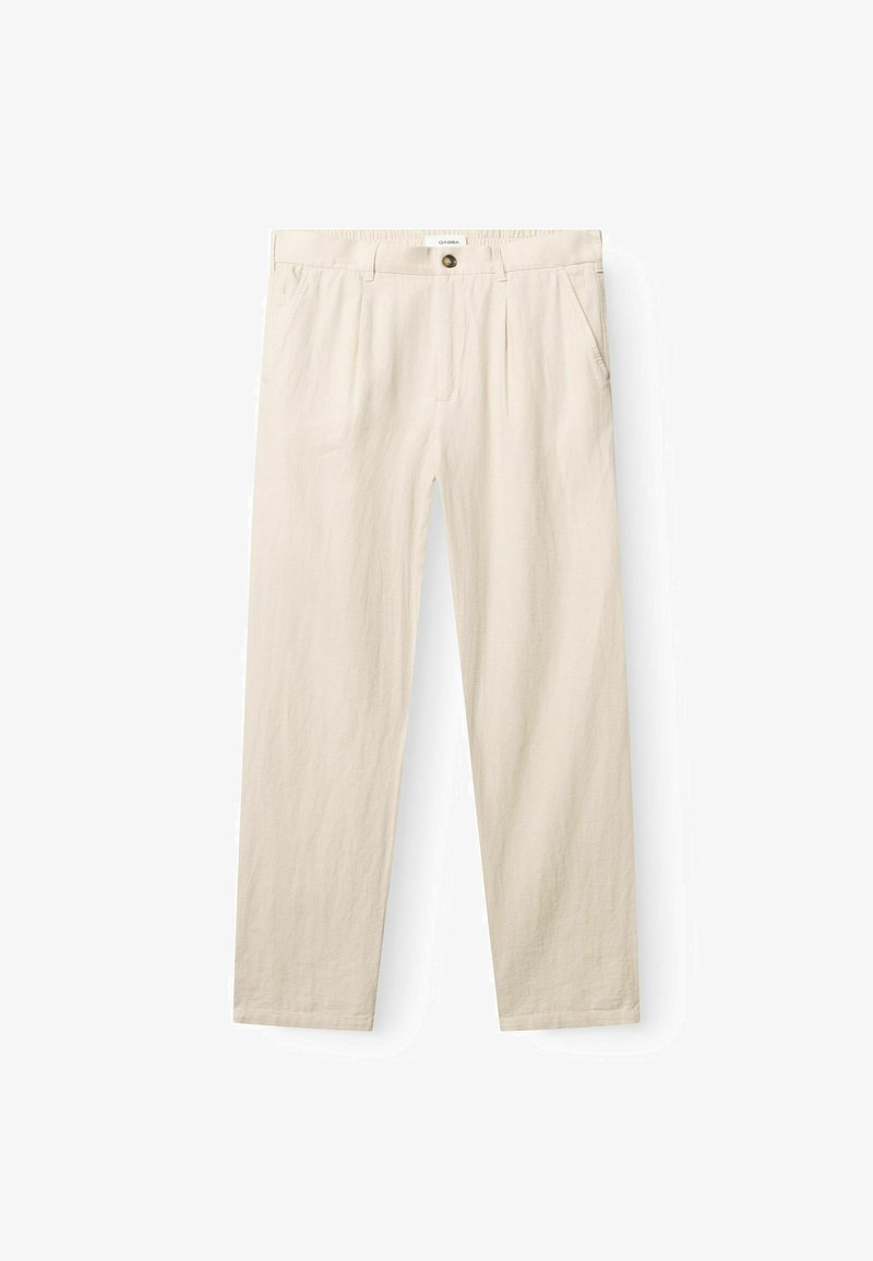 Bézs színű, oldalán zsebes, gombos, övbújtatós, egyenes szárú, hétköznapi nadrág, fehér háttéren laposan elhelyezve.