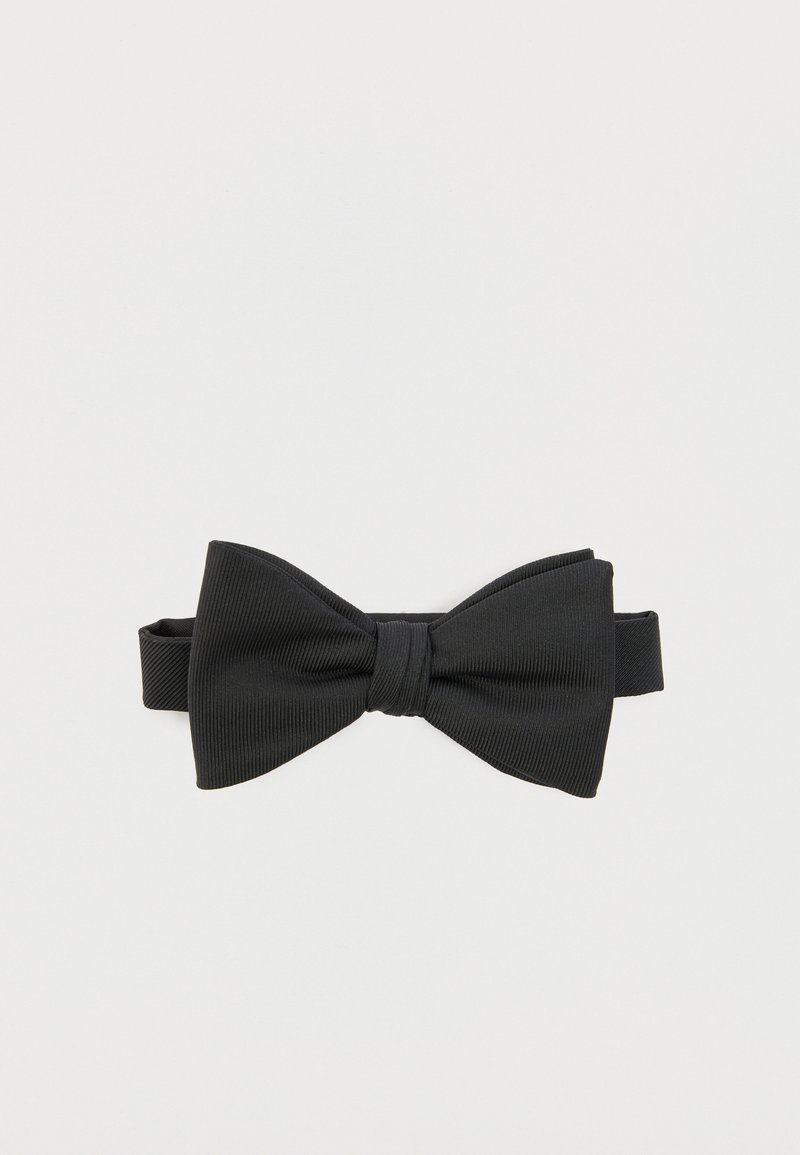 Μαύρο υφασμάτινο παπιγιόν με υφή και ρυθμιζόμενο λουράκι, τοποθετημένο επίπεδα σε λευκό φόντο.