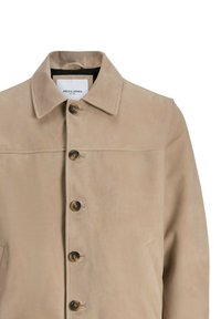 Veste en daim beige clair avec fermeture par boutons et col, montrant le haut devant et l’étiquette à l’intérieur du col indiquant Jack & Jones.