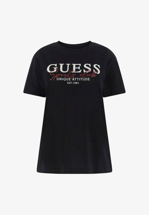 Zwarte kortärmelig T-shirt met de tekst "GUESS sports club unique attitude EST. 1981" in wit en rood gedrukt op de voorkant.