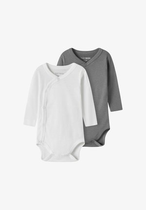 Kaks pikka varrukatega bodysuiti; üks valge ja teine hall. Valmistatud pehmest puuvillast, millel on ümbermähise disain ja nööbnupud.