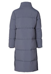 Grå lang pufferjakke med høj krave, med vandret quilting, moderat brede ærmer og sideskår for bevægelighed.