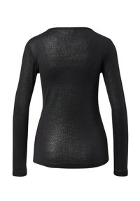 Zwarte langemouwen fitted top met een subtiele glanzende textuur, gezien van de achterkant tegen een witte achtergrond.