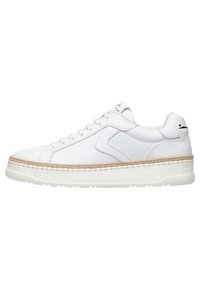 Sneaker bianca in pelle con punta rotonda, dettagli a contrasto testurizzati, suola rialzata e decorazioni in jid con intreccio lungo il parasudore. Design con lacci.