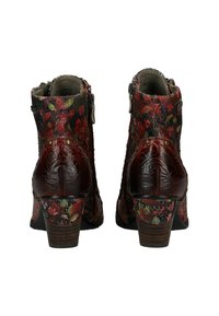 Stivali alla caviglia multicolori con motivi floreali rossi, dettagli in pelle, superfici texturizzate e tacco in legno. Chiusura con zip laterale.