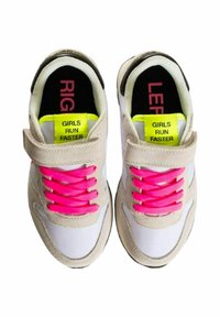 Sneakers con una toma in suede beige e una rete bianca, lacci rosa brillanti e linguette gialle sul tallone etichettate "SINISTRA" e "DESTRA", con la scritta "LE RAGAZZE CORRONO PIÙ VELOCE".