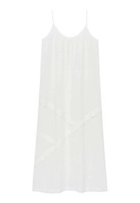 Hvid ærmeløs kjole lavet af letvægtsstof. Har en løs pasform, samlet halsudskæring og diagonale lace detaljer langs kanten.