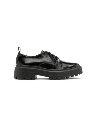 Scarpe in pelle verniciata nera con punta rotonda, design con lacci e suola spessa e chunky con scanalature profonde per la trazione.