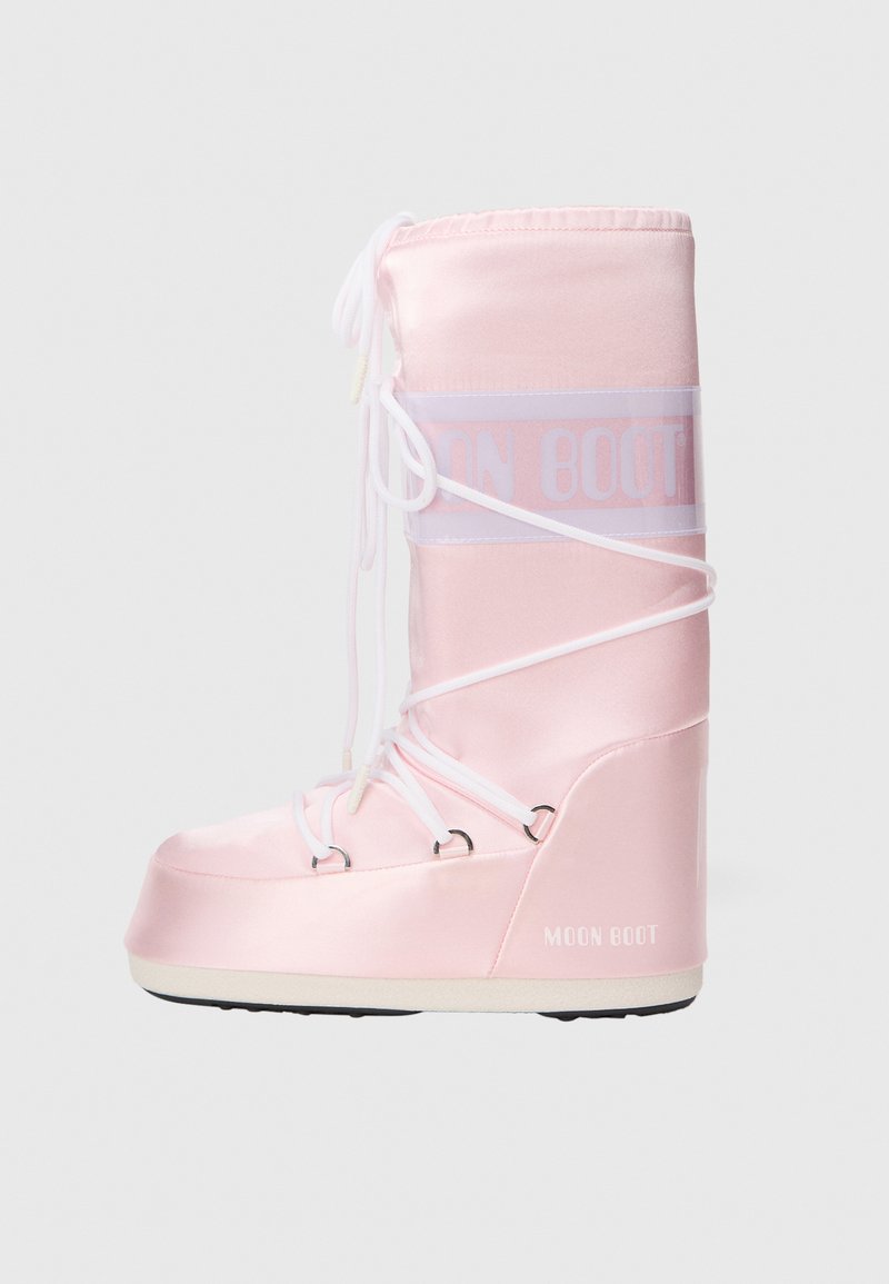 Botas Moon de satén rosa con caña alta, cierre de lazada blanca, puntera redonda, suela de goma y banda de logo transparente. Textura suave y diseño elegante.