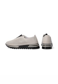 Světle šedé perforované slip-on boty s kulatou špicí, texturovanými akcenty, černou podešví a nenápadným proužkovaným detailem na mezi podešví.